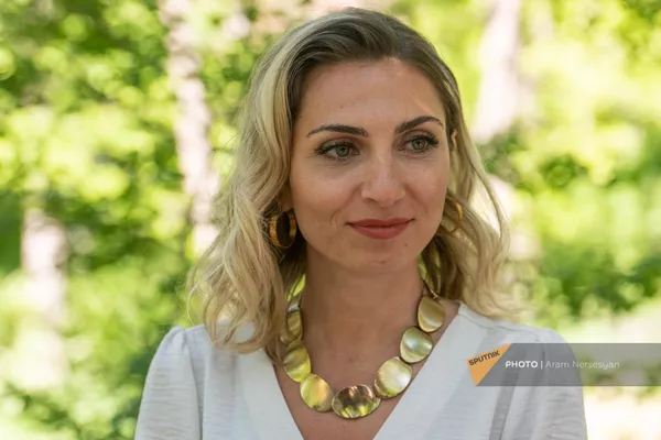 Глава Комитета по туризму Сисиан Погосеан на церемонии подписания меморандума о взаимопонимании относительно строительства новой национальной тропы между НПО “HIKEArmenia” и Комитетом по туризму Армении (16 мая 2023). Еревaн Глава Комитета по туризму Сисиан Погосеан на церемонии подписания меморандума о взаимопонимании относительно строительства новой национальной тропы между НПО “HIKEArmenia” и Комитетом по туризму Армении (16 мая 2023). Еревaн - Sputnik Армения