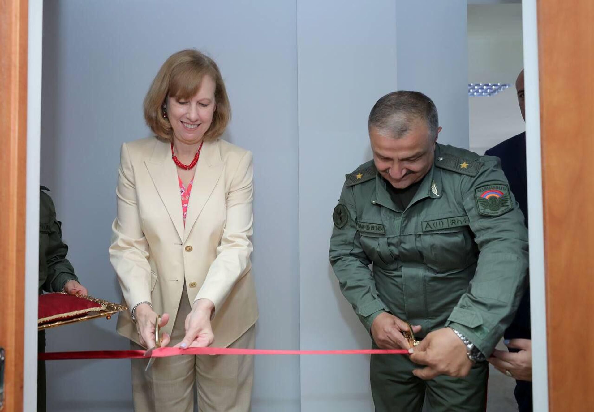 Посол США в Армении Кристина Куин посетила Национальный исследовательский университет обороны (16 мая 2023) - Sputnik Армения, 1920, 16.05.2023