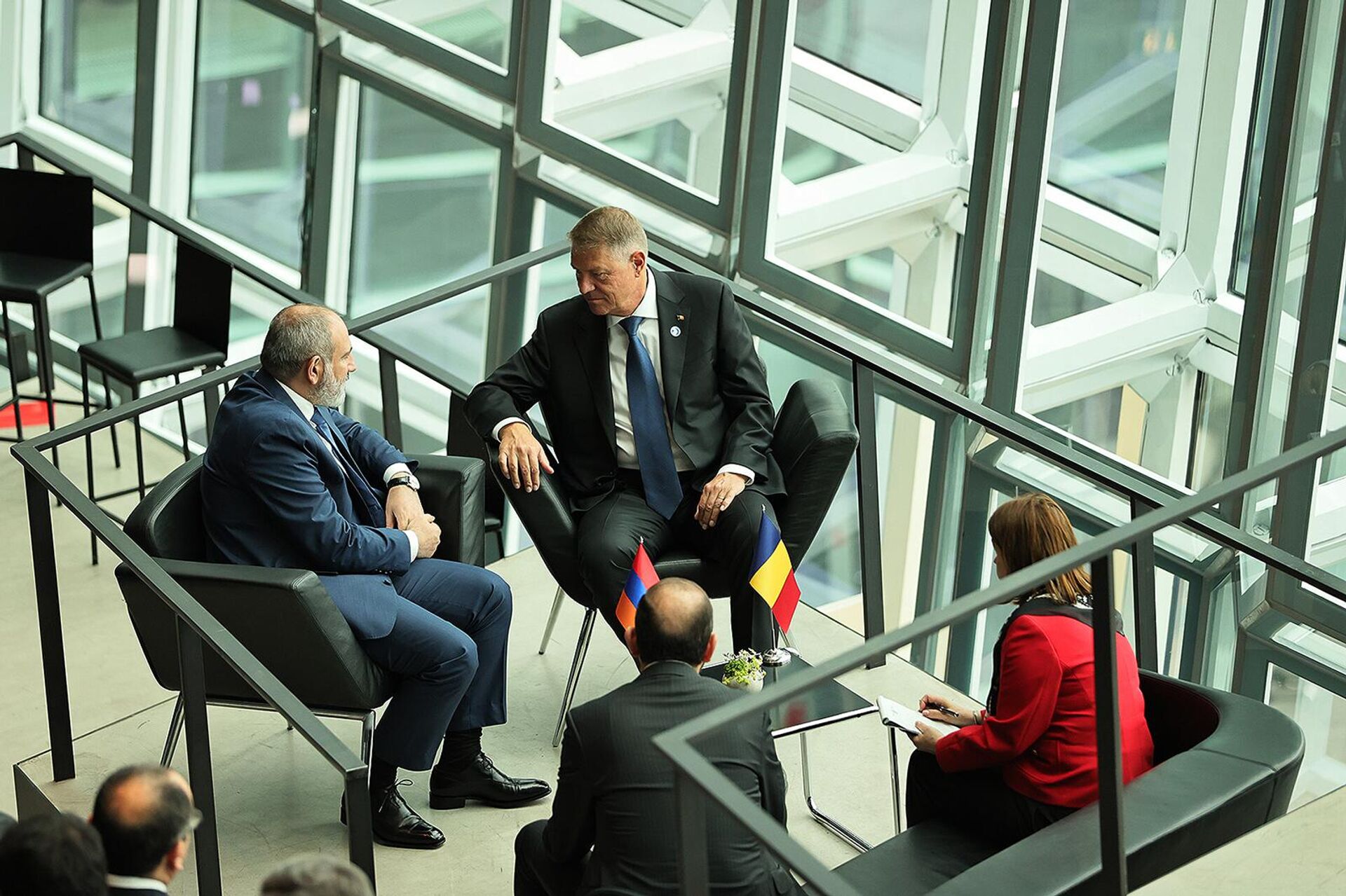 Премьер-министр Армении Никол Пашинян встретился с президентом Румынии Клаусом Йоханнисом в рамках 4-го саммита Совета Европы (17 мая 2023). Рейкьявик - Sputnik Արմենիա, 1920, 17.05.2023