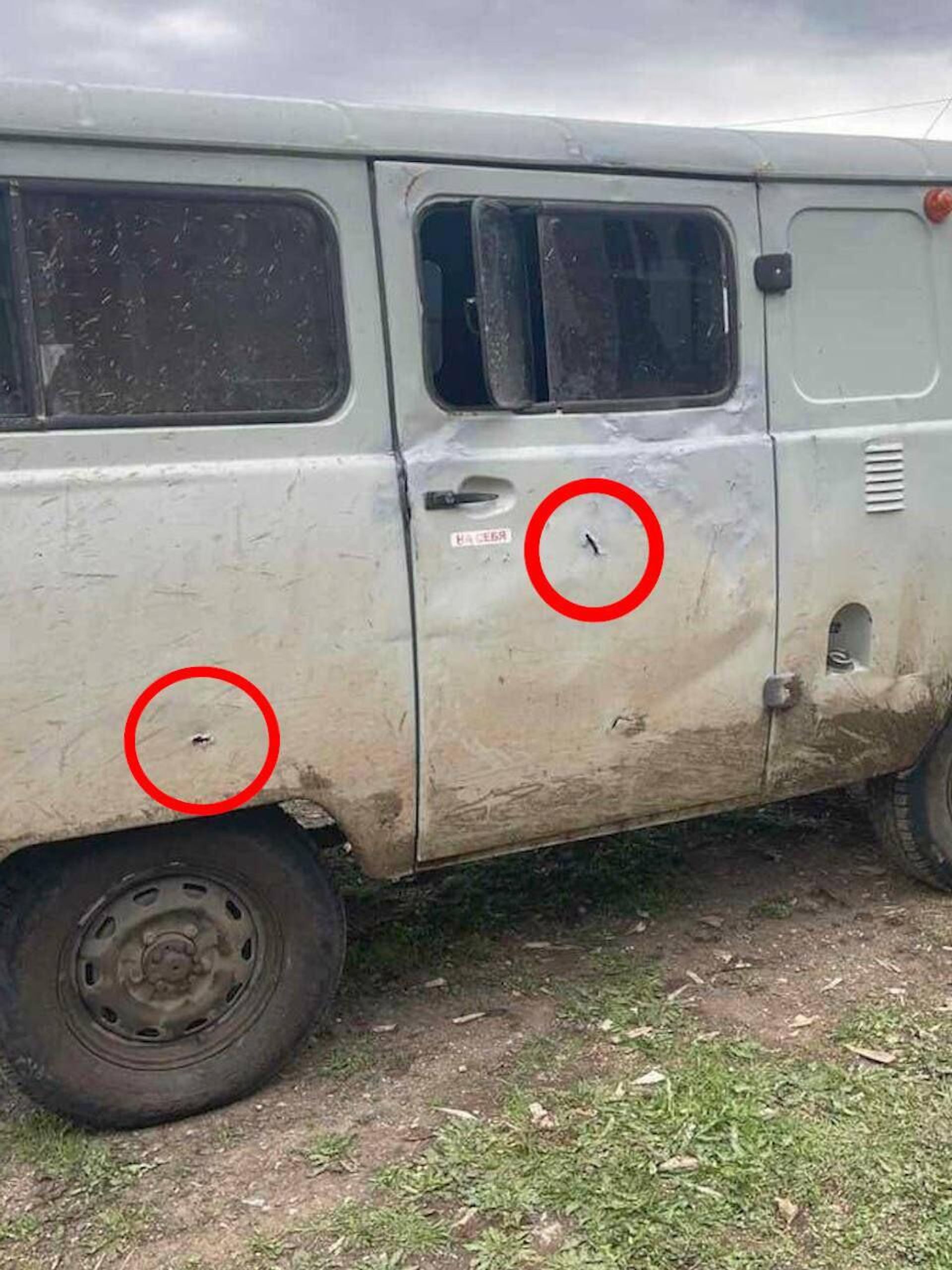 Министерство обороны опубликовало фотографии попавшего под обстрел азербайджанских ВС автомобиля скорой помощи - Sputnik Արմենիա, 1920, 17.05.2023