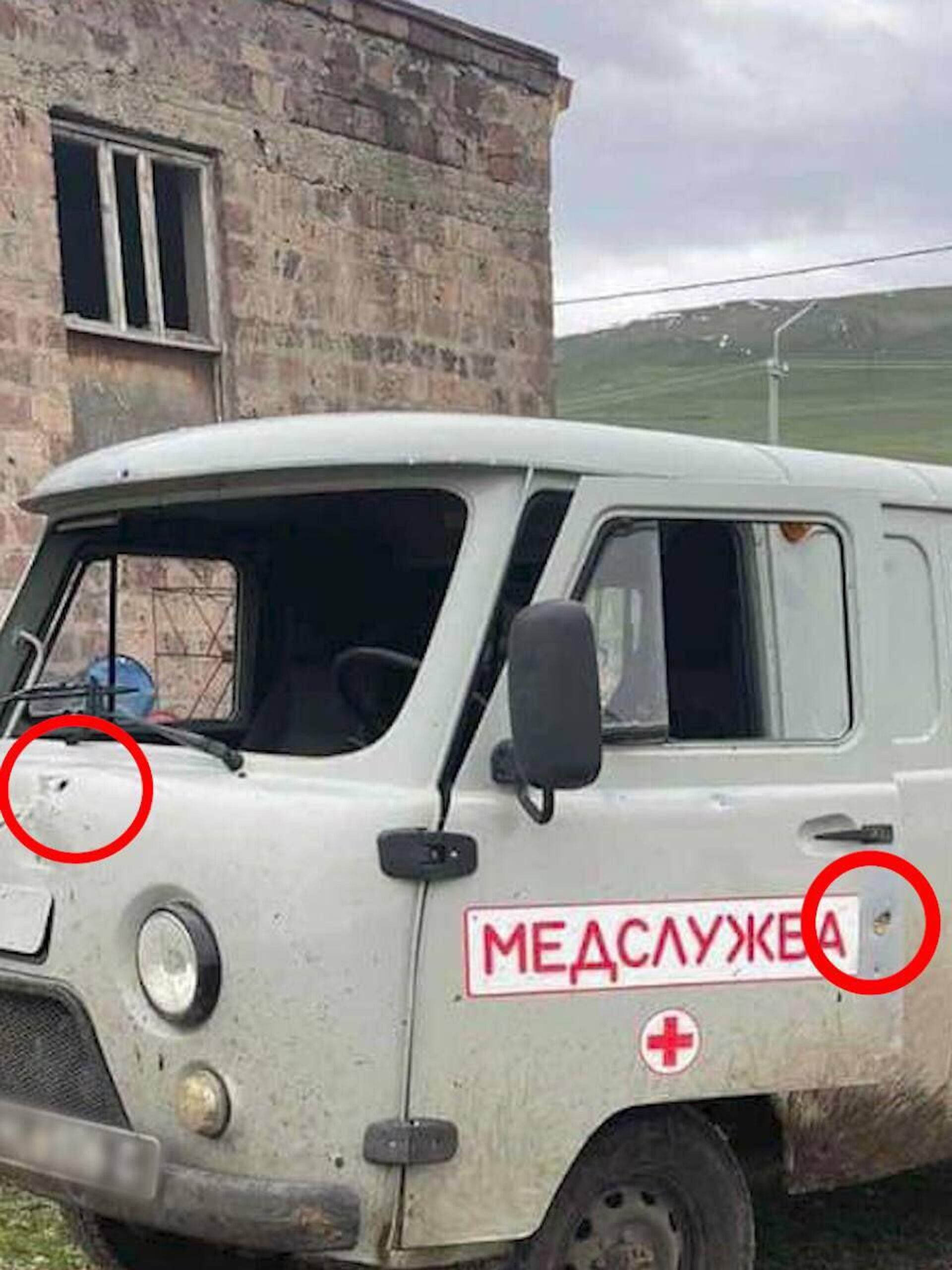 Министерство обороны опубликовало фотографии попавшего под обстрел азербайджанских ВС автомобиля скорой помощи - Sputnik Армения, 1920, 17.05.2023