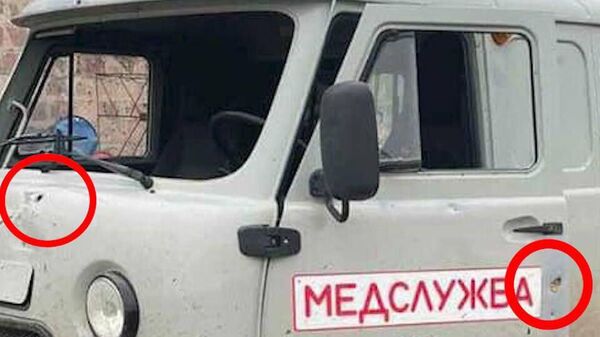 Министерство обороны опубликовало фотографии попавшего под обстрел азербайджанских ВС автомобиля скорой помощи - Sputnik Армения