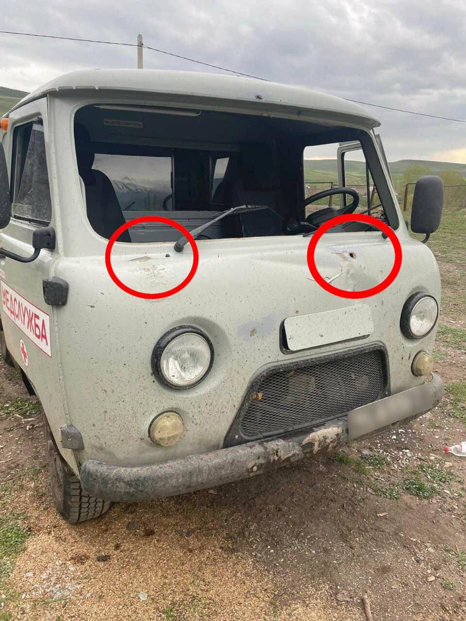 Министерство обороны опубликовало фотографии попавшего под обстрел азербайджанских ВС автомобиля скорой помощи - Sputnik Արմենիա, 1920, 17.05.2023