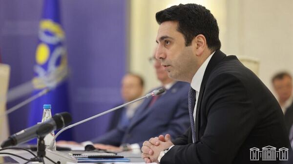 Армянская делегация во главе с председателем НС Аленом Симоняном, приняла участие в заседании Совета Парламентской ассамблеи ОДКБ (18 мая 2023). Минск - Sputnik Армения
