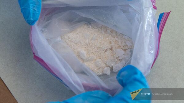 Сотрудница отдела материаловедческих экспертиз Национального бюро экспертиз показывает наркотики Кристалл - Sputnik Армения