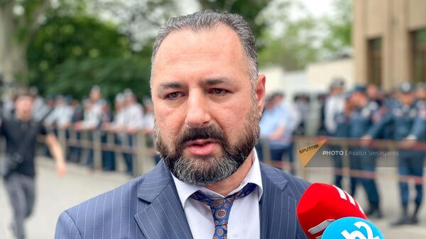 Адвокат Ваан Ованнисян отвечает на вопросы журналистов у здания суда первой инстанции Шенгавита (19 мая 2023). Еревaн - Sputnik Армения