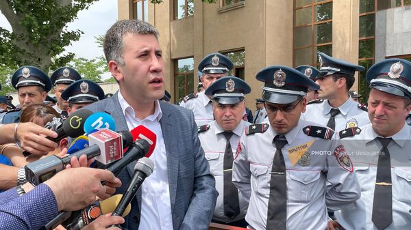 Адвокат Рубен Меликян отвечает на вопросы журналистов у здания суда первой инстанции Шенгавита (19 мая 2023). Еревaн - Sputnik Армения