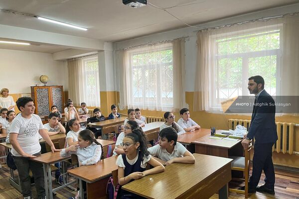 В школе №33 им.М.Налбандяна стартовала программа Правила обращения с животными, организованная Центром по уходу за животными (19 мая 2023). Еревaн - Sputnik Армения
