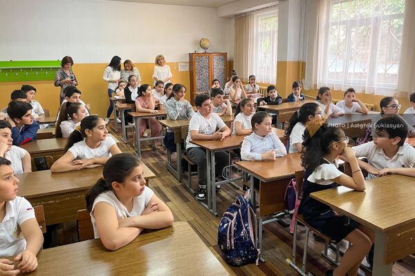 В школе №33 им.М.Налбандяна стартовала программа Правила обращения с животными, организованная Центром по уходу за животными (19 мая 2023). Еревaн - Sputnik Армения