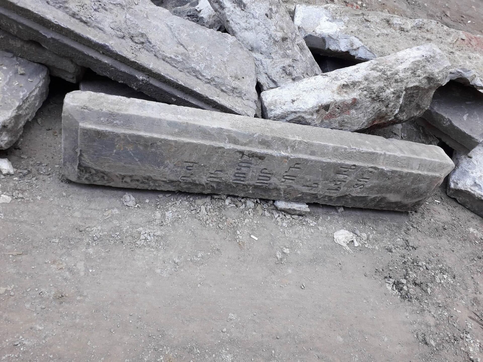 Остатки надгробий с армянскими надписями, которые использовались в качестве школьных ступенек, обнаружены на территории бывшей школы № 44 в Тбилиси - Sputnik Армения, 1920, 20.05.2023