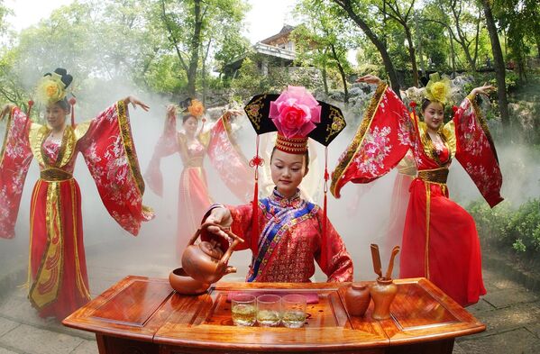 Չինական ավանդական զգեստներով դերասանուհիները ելույթ են ունենում Հանչժոուի պարտեզում անցկացվող թեյի արարողության ժամանակ: - Sputnik Արմենիա