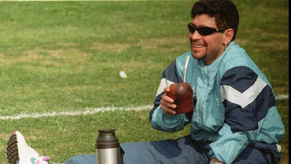 Аргентинский футболист Диего Марадона делает перерыв, чтобы выпить травяного чая Мате во время тренировки в Пунта-дель-Эсте, Уругвай - Sputnik Армения