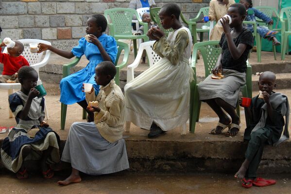 Дети завтракают с чаем и хлебом в транзитном лагере в Кисуму.Находящаяся на 3-м месте Кения почти 90% чая производит на небольших плантациях. - Sputnik Армения