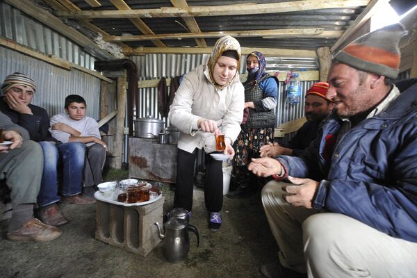 Чаепитие в деревне Алакей в провинции Ван, Турция.Влажный климат и особенности ландшафта делают этот регион идеальным для выращивания чая - Sputnik Армения