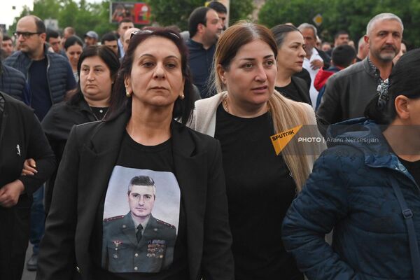 Акция родителей погибших военнослужащих и их сторонников в поддержку арестованной Гаяне Акопян (20 мая 2023). Еревaн - Sputnik Армения