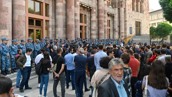 Акция родителей погибших военнослужащий и сторонников Гаяне Акопян у здания правительства (22 мая 2023), Еревaн - Sputnik Армения