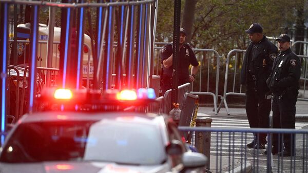Полицейские Нью-Йорка на огороженном участке улицы - Sputnik Армения