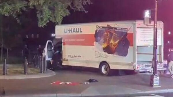 Ночью грузовик протаранил ворота территории Белого дома в столице США - Sputnik Армения