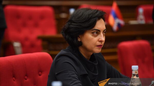 Лена Назарян перед заседанием НС (23 мая 2023). Еревaн - Sputnik Армения