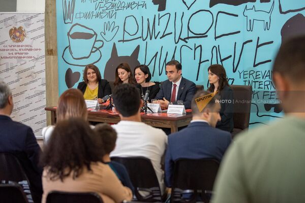 Пресс-конференция, посвященная 6-му Ереванскому международному книжному фестивалю (24 мая 2023). Еревaн - Sputnik Армения