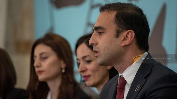 Вице-мэр Еревaна Тигран Авинян на пресс-конференции, посвященной 6-му Ереванскому международному книжному фестивалю (24 мая 2023). Еревaн - Sputnik Армения