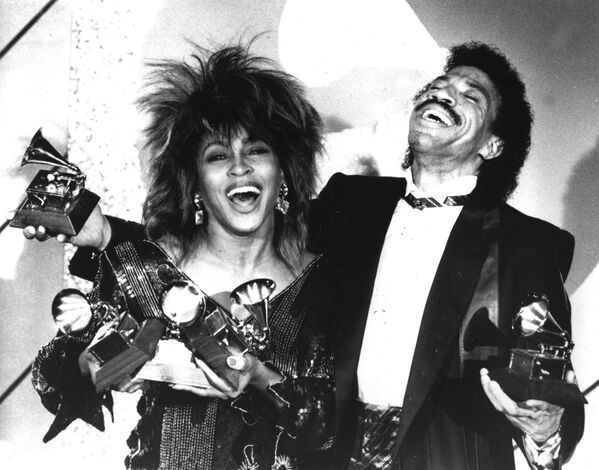 Тина Тернер (слева) и Лайонел Ричи с пятью наградами на двоих на церемонии вручения премии &quot;Грэмми&quot; 1985 год - Sputnik Армения