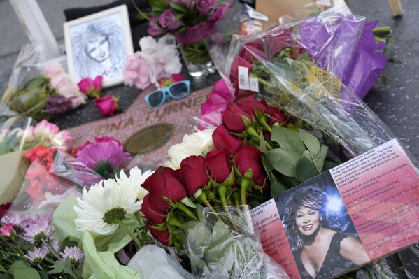 Цветы окружают звезду покойной певицы Тины Тернер на Аллее славы в Голливуде в сред2013 год - Sputnik Армения