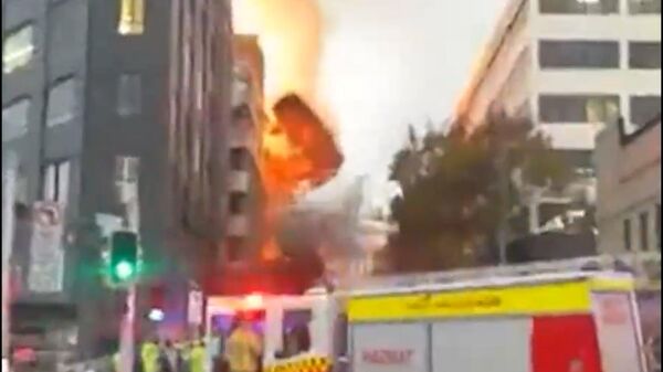 Семиэтажное здание загорелось, а потом начало рушиться в Сиднее - Sputnik Армения