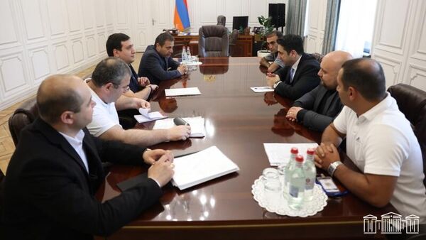 ՀՀ ԱԺ նախագահ Ալեն Սիմոնյանի հանդիպումը Ֆիրդուսի թաղամասի բնակիչների հետ - Sputnik Արմենիա