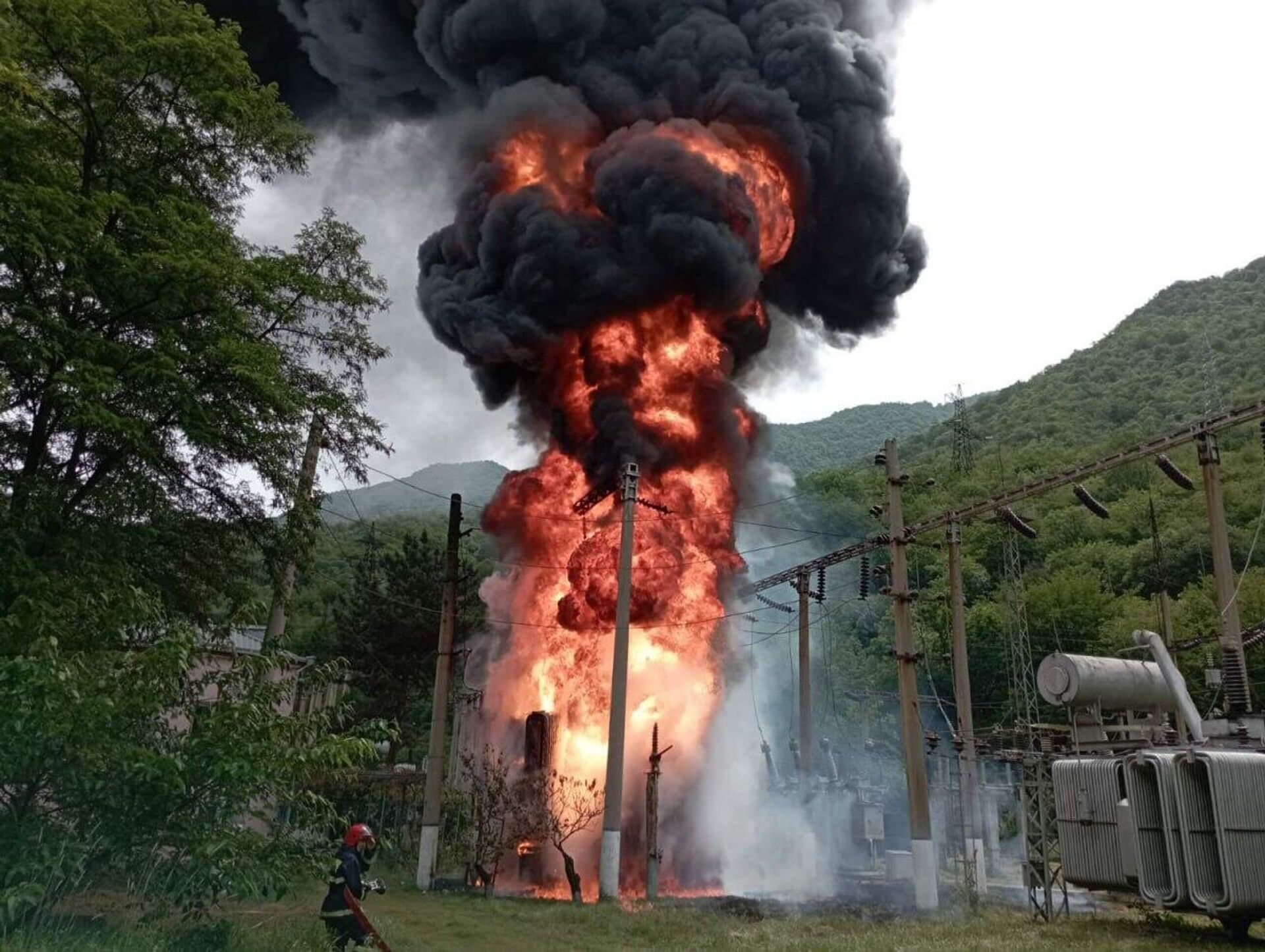 Пожарные тушат огонь, вспыхнувший на электростанции на 11км дороги Ахтала-Алаверди (26 мая 2023). Лори - Sputnik Արմենիա, 1920, 26.05.2023