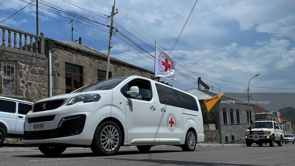 Автомобили Международного Красного Креста в Сюнике - Sputnik Армения