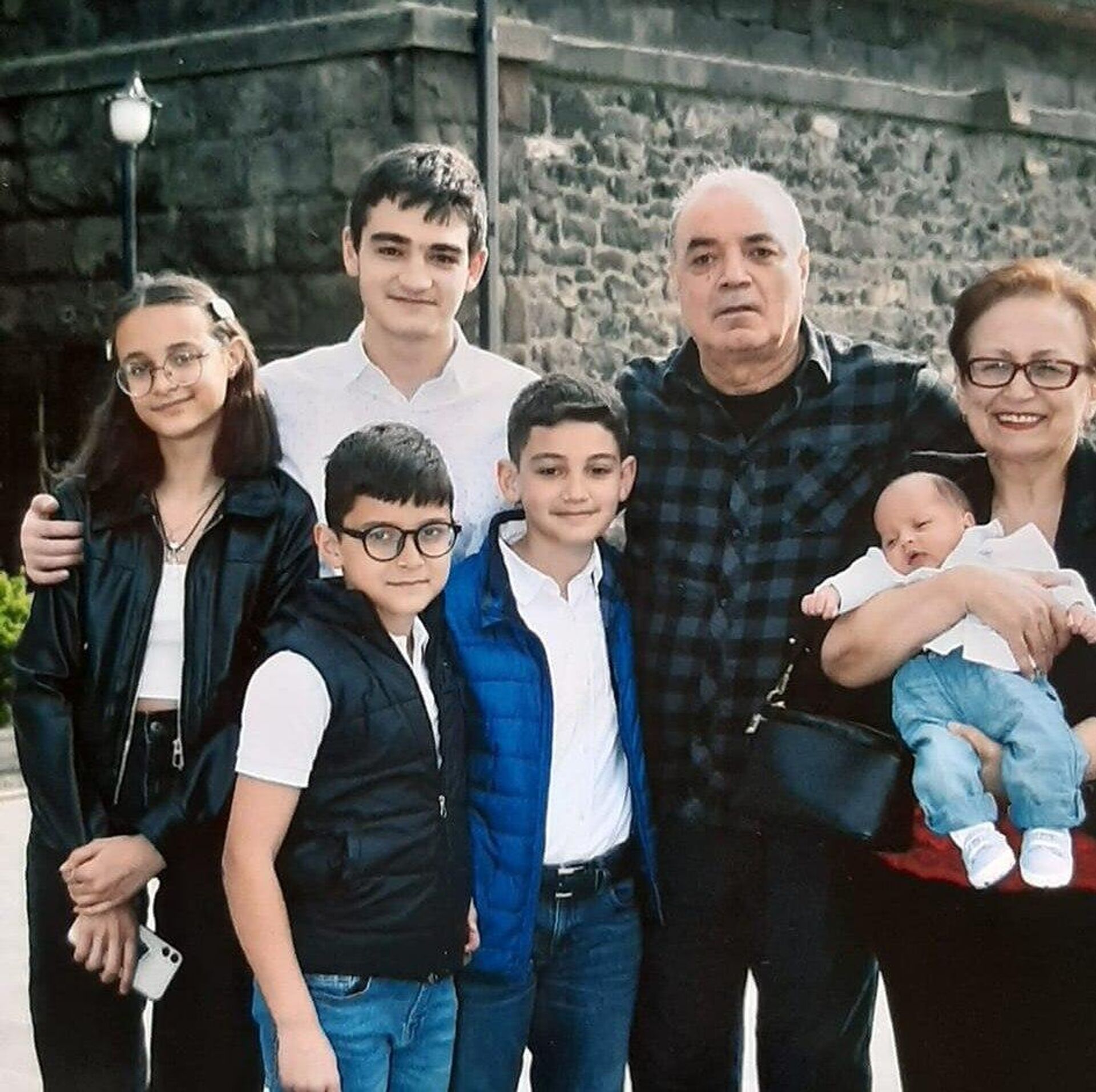 Карине Сарибекян с семьей - Sputnik Армения, 1920, 29.05.2023