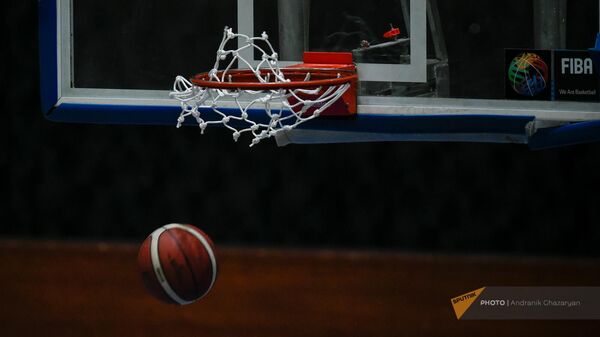 Мяч попадает в корзину во время матча баскетбольной лиги А между командами Урарту и Артик (26 мая 2023). Еревaн - Sputnik Արմենիա