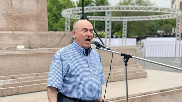 Вардан Хачатрян выступает на митинге, приуроченном ко Дню Первой Республики (28 мая 2023). Еревaн - Sputnik Армения