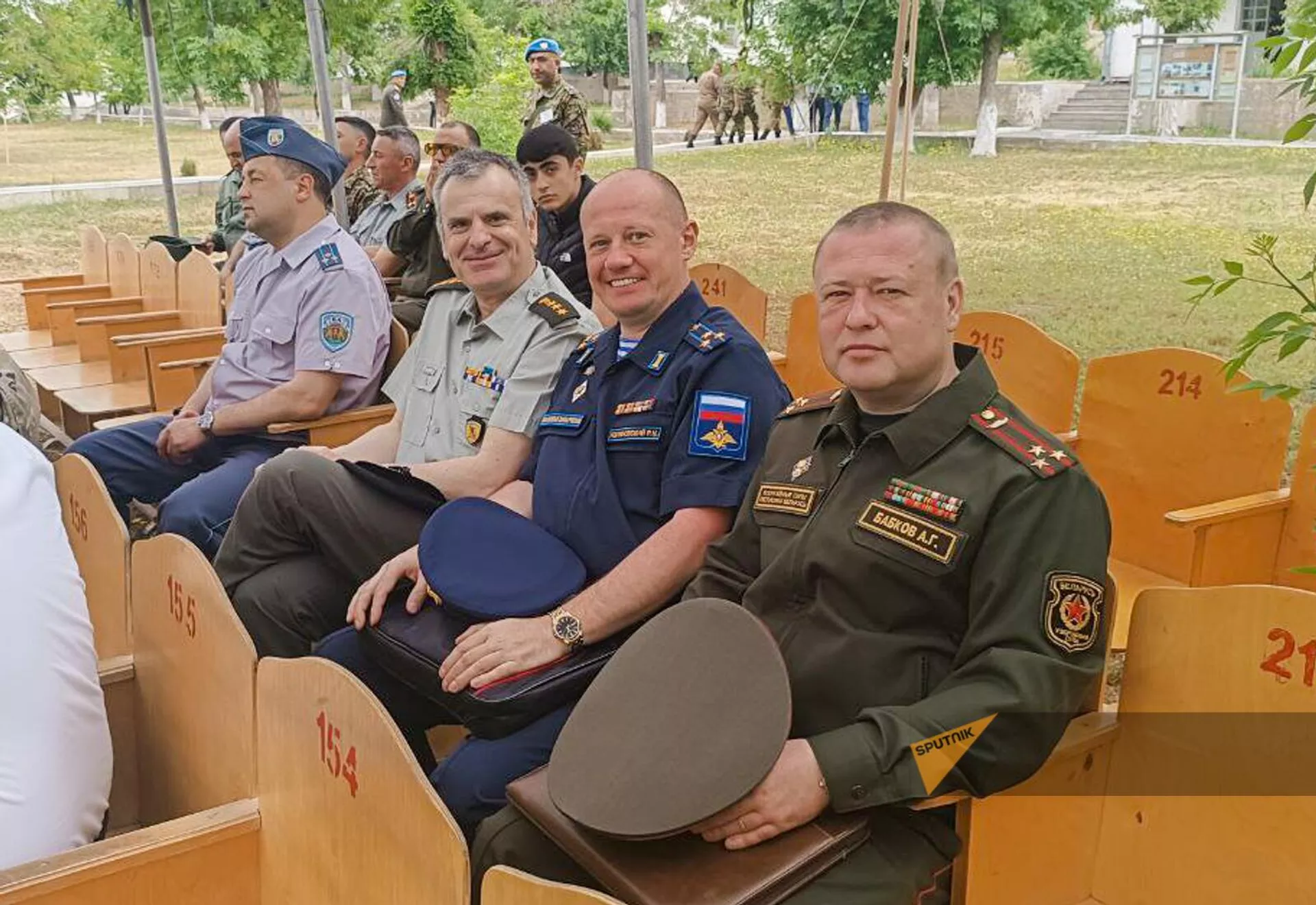 Российский военный и военно-воздушный атташе Роман Поляновский (в середине) и представитель МО Беларуси в Армении А.Бабков (справа) на праздничных мероприятиях в миротворческой бригаде ВСРА по случаю Дня миротворца (29 мая 2023). Еревaн Российский военный и военно-воздушный атташе Роман Поляновский (в середине) и представитель МО Беларуси в Армении А.Бабков (справа) на праздничных мероприятиях в миротворческой бригаде ВСРА по случаю Дня миротворца (29 мая 2023). Еревaн - Sputnik Армения, 1920, 29.05.2023
