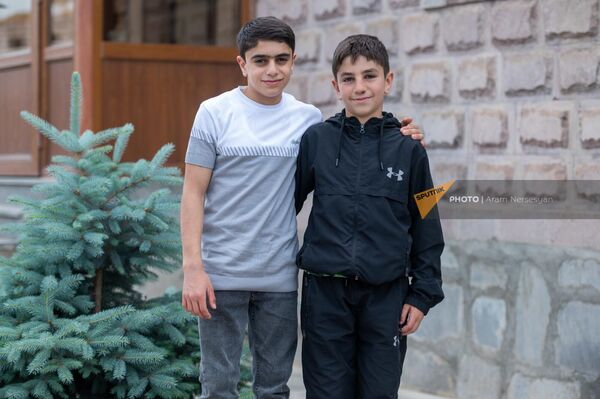 Мастер спорта международного класса, двукратный чемпион мира, гимнаст Гамлет Манукян с братом - Sputnik Армения