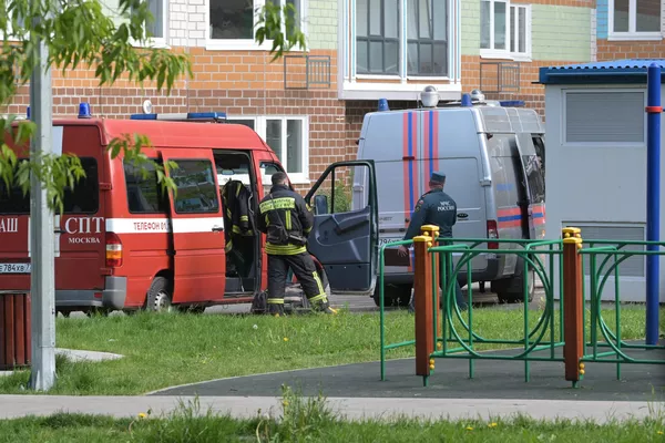 Сотрудники МЧС РФ у жилого дома, пострадавшего в результате атаки беспилотника, на улице Профсоюзная в Москве - Sputnik Армения