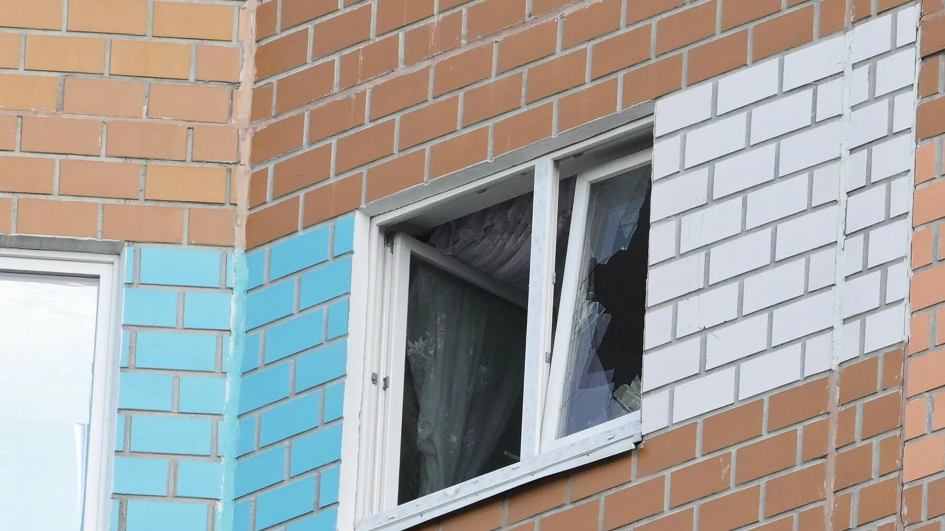 Беспилотники попали в жилые дома в Москве
