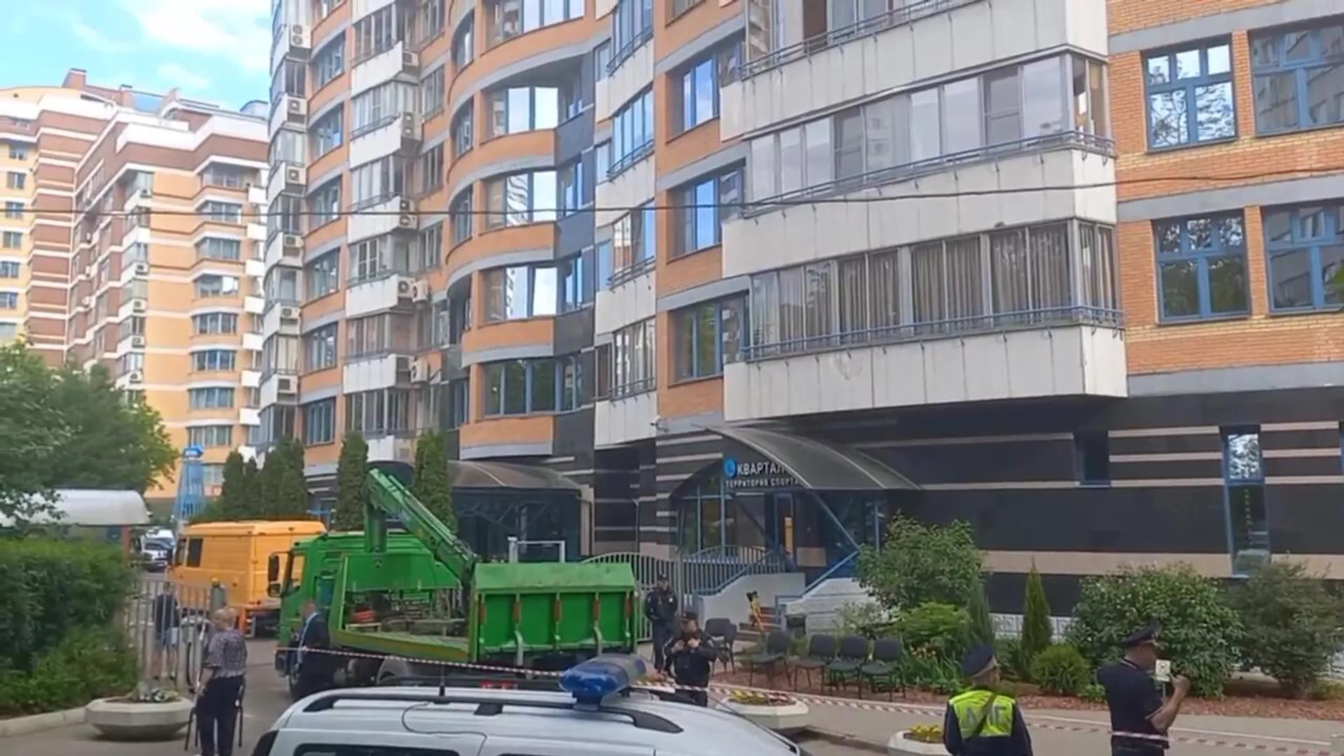 Беспилотники попали в жилые дома в Москве