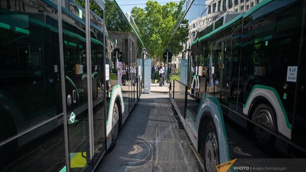 Новые автобусы столичного автобусного парка во время презентации на площади Шаумяна (30 мая 2023). Еревaн - Sputnik Արմենիա