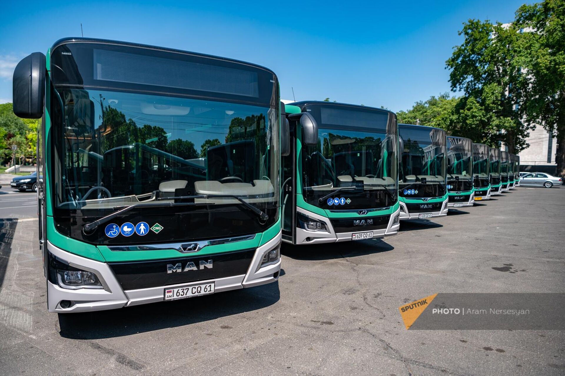 Новые автобусы столичного автобусного парка во время презентации на площади Шаумяна (30 мая 2023). Еревaн - Sputnik Արմենիա, 1920, 30.05.2023