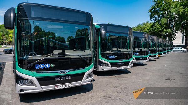 Новые автобусы столичного автобусного парка во время презентации на площади Шаумяна (30 мая 2023). Еревaн - Sputnik Армения