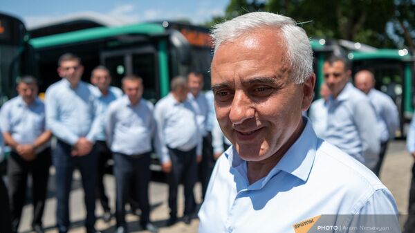 Директор ЗАО Автобус Ованнес Манукян во время презентации новых автобусов столичного автобусного парка на площади Шаумяна (30 мая 2023). Еревaн - Sputnik Армения