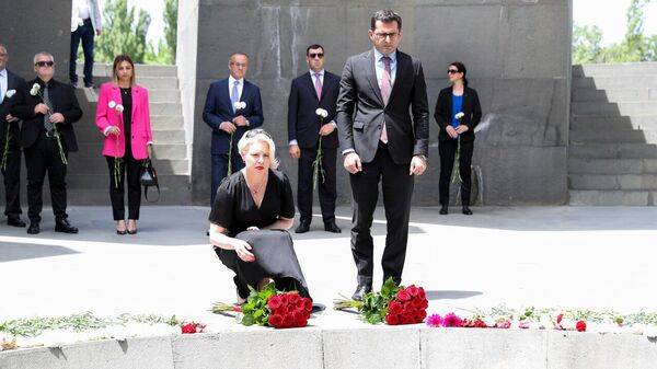 Председатель Национального собрания Словении Уршка Клочар Зупанчич посетила мемориальный комплекс Цицернакаберде (30 мая 2023). Еревaн - Sputnik Армения