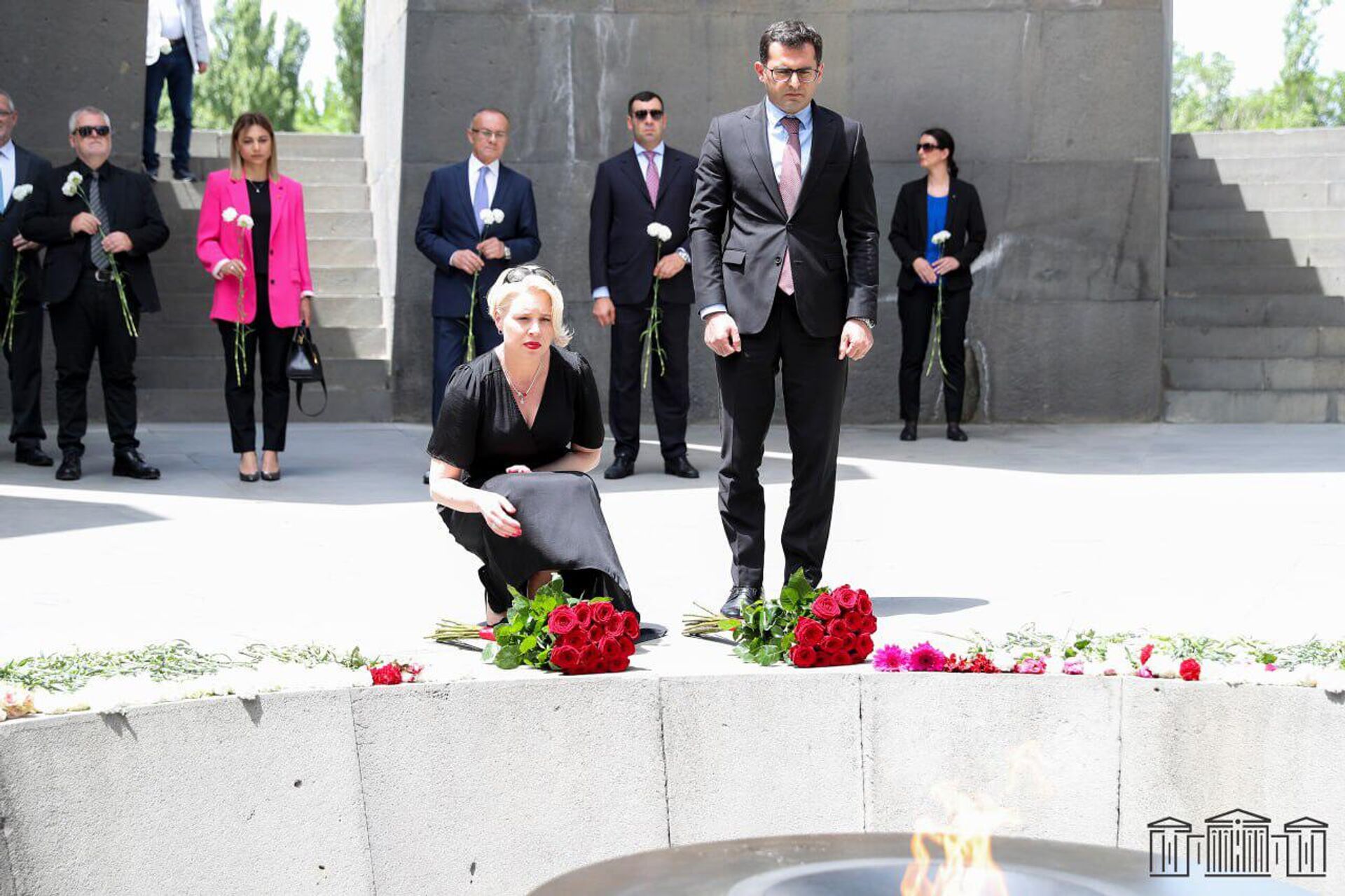 Председатель Национального собрания Словении Уршка Клочар Зупанчич посетила мемориальный комплекс Цицернакаберде (30 мая 2023). Еревaн - Sputnik Արմենիա, 1920, 30.05.2023