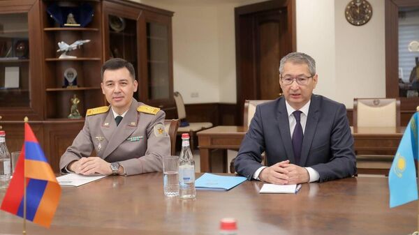 Հայաստանում Ղազախստանի դեսպանն ու ռազմական կցորդը - Sputnik Արմենիա