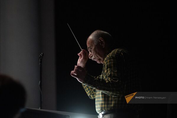 «ՄուկՕպերայի» դիրիժոր Աթանես Առաքելյանը ներկայացման գլխավոր փորձի ժամանակ - Sputnik Արմենիա
