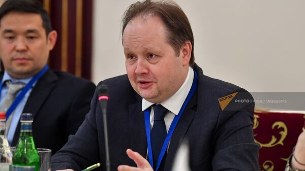 Александр Новиков на двусторонней российско-армянской конференции Развитие российско-армянских отношений в евразийском пространстве (1 июня 2023). Еревaн - Sputnik Армения