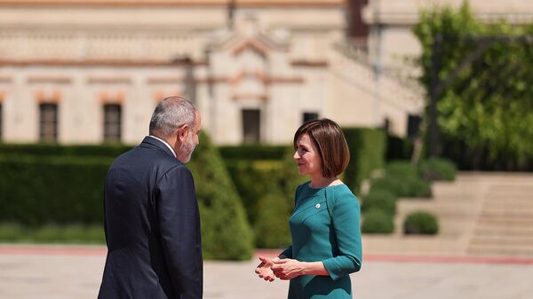 Президент Молдовы Майя Санду приветствует премьер-министра Армении Никола Пашиняна во время прибытия на саммит Европейского политического сообщества в Бульбоаке (1 июня 2023). Молдова - Sputnik Армения