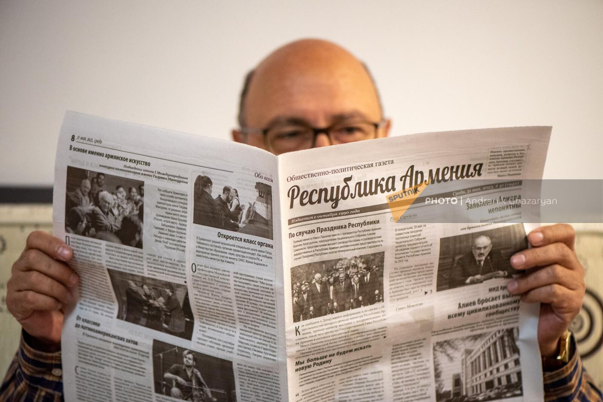Мужчина читает последний номер газеты Республика Армения - Sputnik Армения, 1920, 01.06.2023